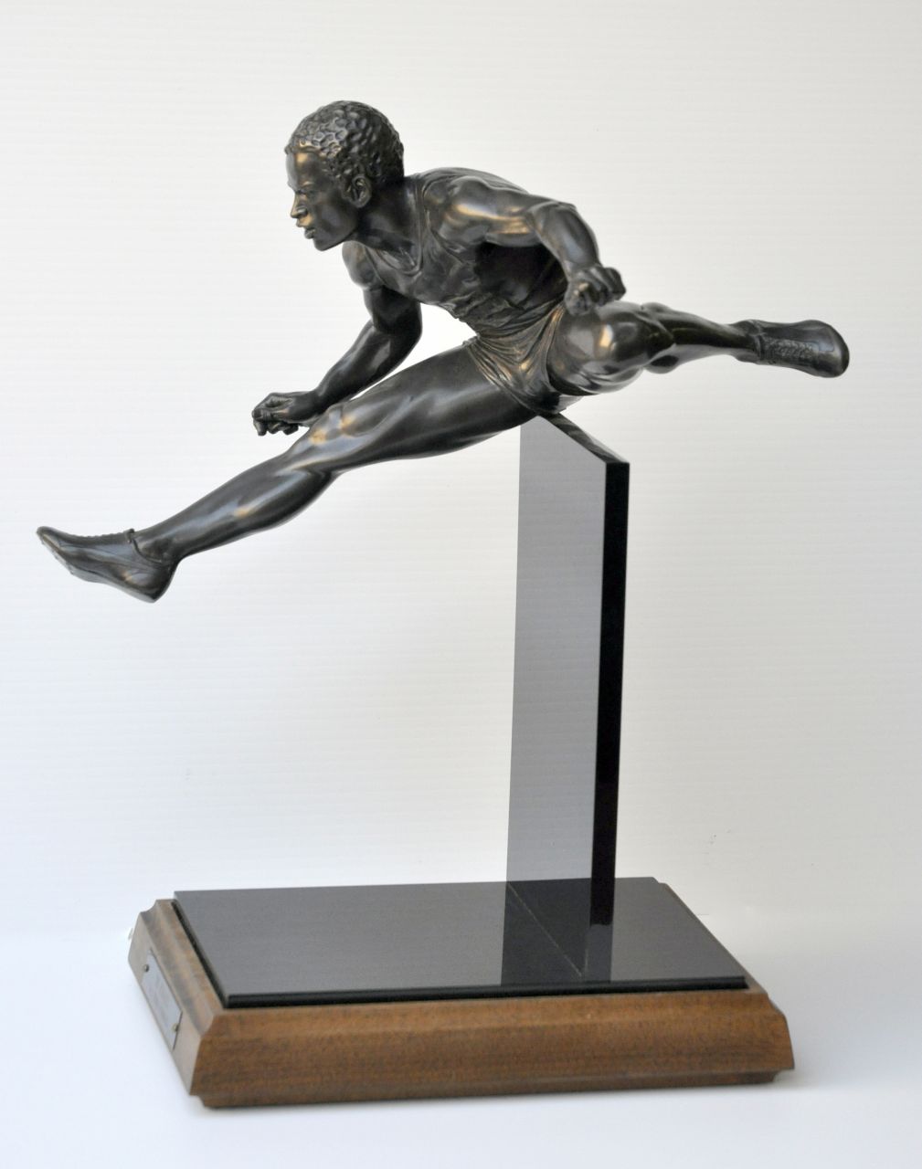 Schomberg A.T.  | Auldwil 'Thomas' Schomberg | Beelden en objecten te koop aangeboden | De hordeloper, brons en acrylaat 46,1 x 22,0 cm, gesigneerd op linker voetzool, genummerd 8/18 en gedateerd 1984