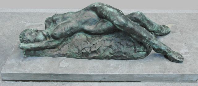 Wardenaar S.  | Liggend naakt, brons 79,9 x 25,4 cm, gesigneerd met initialen op bronzen basis
