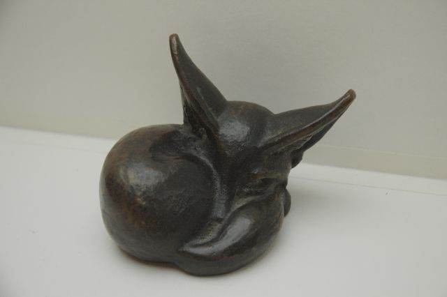 Zwitserse School, begin 20e eeuw   | Slapend woestijnvosje, gepatineerd brons 7,0 x 8,0 cm
