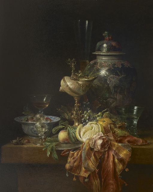 Mair C. le | Stilleven met turboschelpbeker, Chinese vaas en klapmuts met fruit, olieverf op paneel 100,0 x 80,0 cm