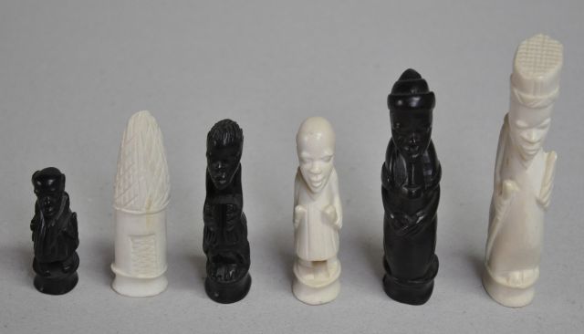 Schaakset   | An East African carved ivory and hardwood tribal chess set, Kenya, Elfenbein und Hartholz 12,0 x 5,5 cm, executed circa 1920