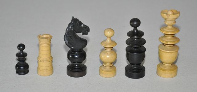 Schaakset, opbergdoos | Schaakset in 'Régency' stijl' in walnoothouten doos, Frankrijk of Duitsland, palm- en ebbenhout, 7,8 x 3,7 cm, te dateren 1920