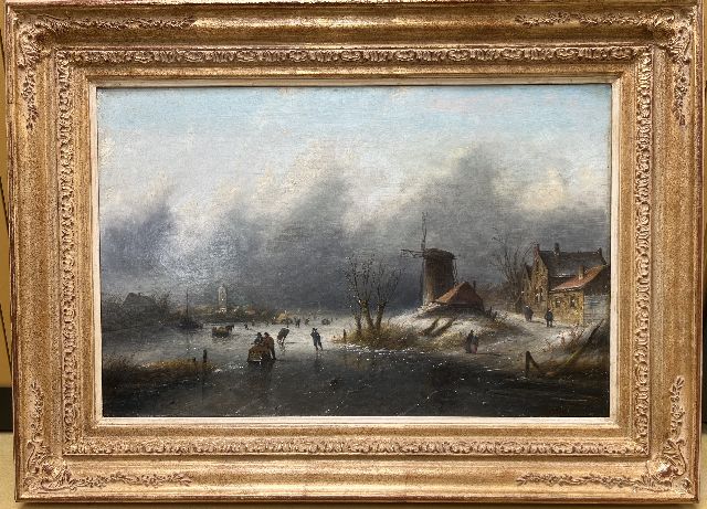 Jacob Jan Coenraad Spohler | Schaatsers en sledes op het ijs bij naderende sneeuwstorm, olieverf op doek, 43,8 x 67,2 cm, gesigneerd r.o.