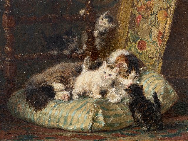 Henriette Ronner | Moederpoes met spelende kittens op zijden kussen, olieverf op paneel, 24,5 x 32,6 cm, gesigneerd l.o.