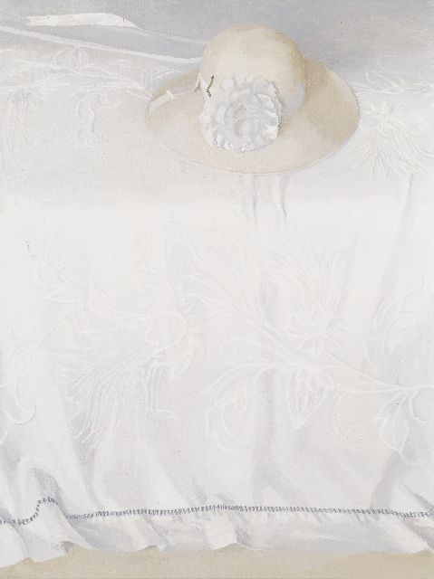 Karen Ray | Witte hoed op bed met wit sprei, olieverf op doek, 61,0 x 46,0 cm