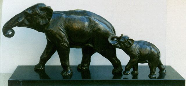 Rochard R.  | Eelefant mit seinem Jungen, Bronze 36,5 x 75,3 cm, Unterzeichnet auf rechtem Hinterbein des Jungen