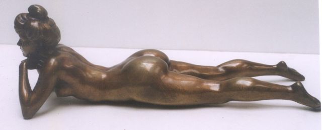 Chalon L.  | Liggend vrouwelijk naakt, Bronze 10,5 x 29,5 cm, gesigneerd op handpalmen